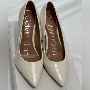 New Calvin Klein Gayle Stiletto Pumps Sz 5 Med Ivory With Alligator Skin Texture